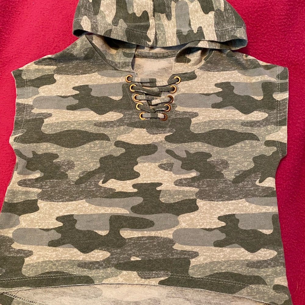 Justice Girls Top green camouflage short sleeve hoodie 6/7